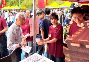 23 student volunteers from SFU participated in the Caritas Charity Bazaar held in the Fa Hui Park on 9 November, taking part in hosting charity sale and booth game. Prof Stephen Y.L. CHEUNG, President of SFU, and Prof LO Tit Wing, Vice-President (Research